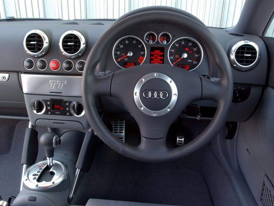 Панель приборов Audi TT 3.2 Quattro Coupe (8N) 2003 года  (UK) (фото 10 из 15)